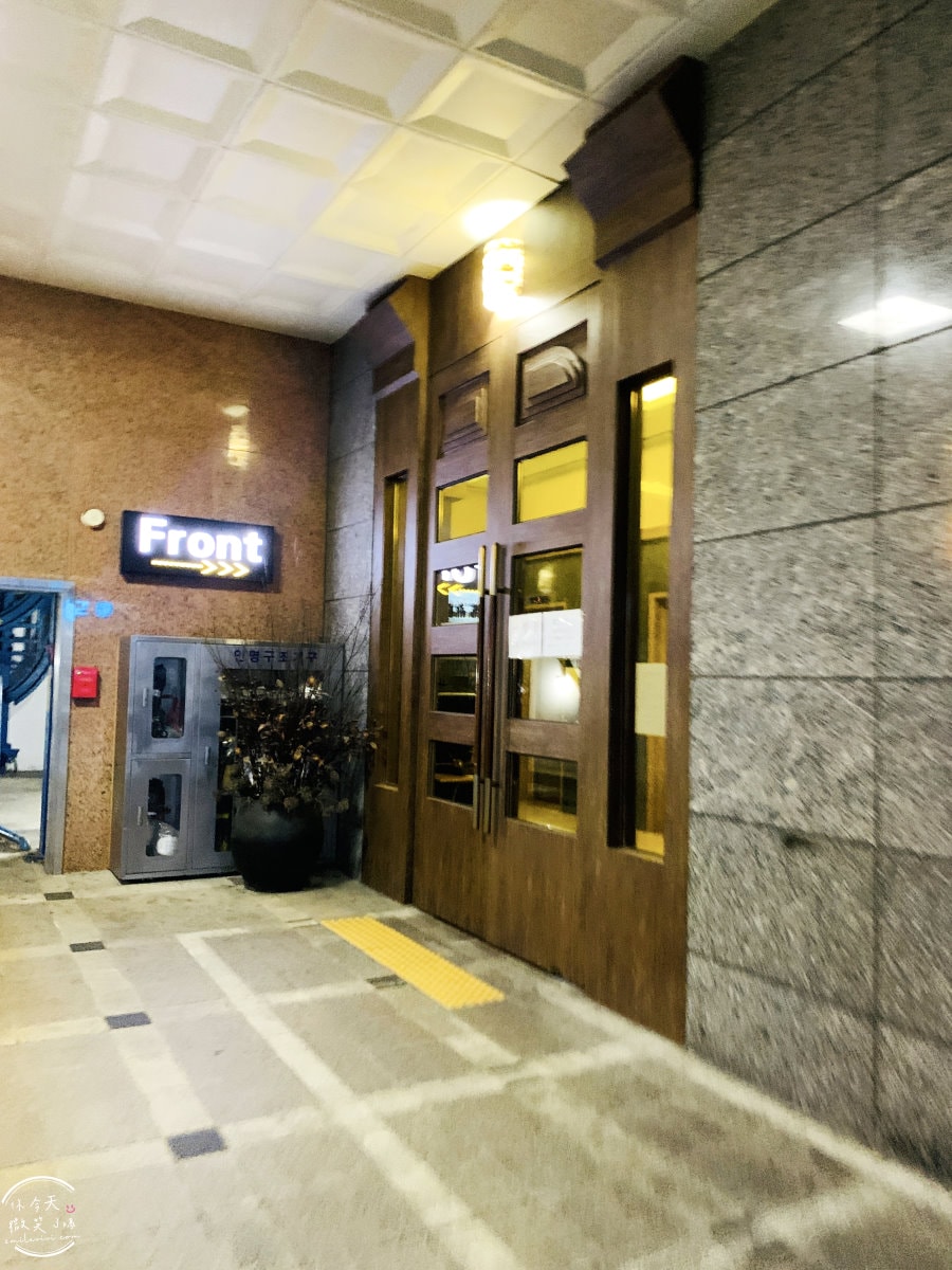 首爾永登浦平價住宿∥Boutique Hotel SB Yeouido(SB汝矣島精品酒店)一大床房型,一晚不到台幣1500︱浴缸、免治馬桶,備有停車場︱首爾地鐵附近住宿 - 第5張圖
