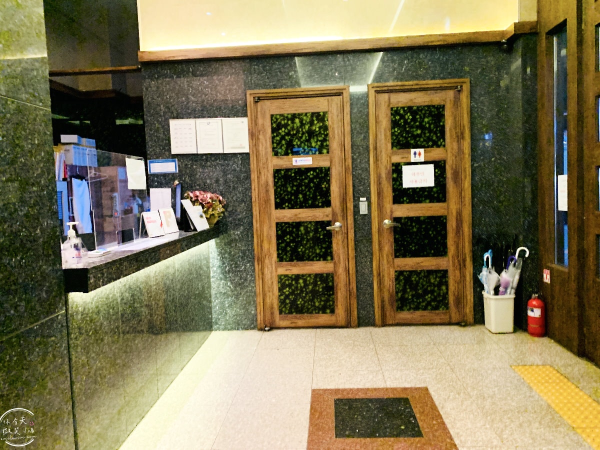首爾永登浦平價住宿∥Boutique Hotel SB Yeouido(SB汝矣島精品酒店)一大床房型,一晚不到台幣1500︱浴缸、免治馬桶,備有停車場︱首爾地鐵附近住宿 - 第6張圖