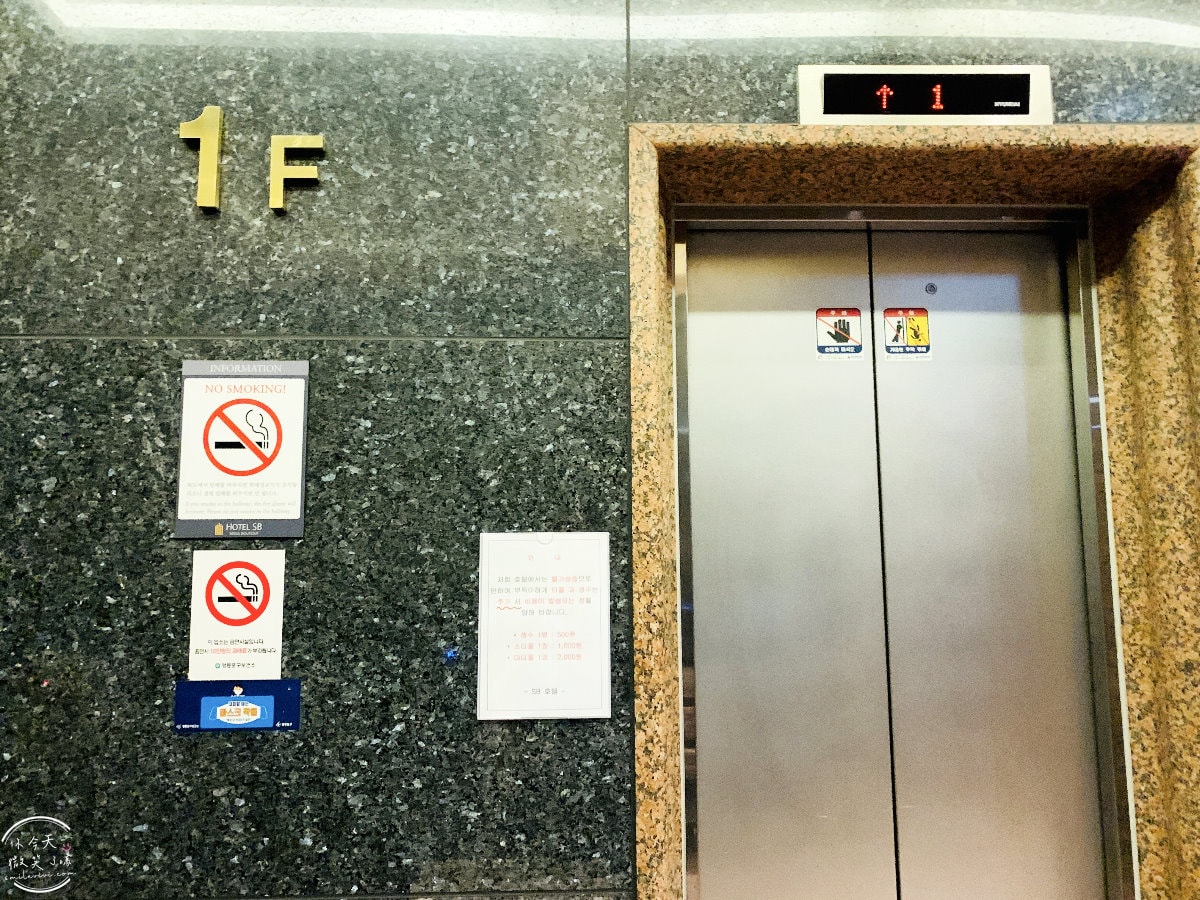 首爾永登浦平價住宿∥Boutique Hotel SB Yeouido(SB汝矣島精品酒店)一大床房型,一晚不到台幣1500︱浴缸、免治馬桶,備有停車場︱首爾地鐵附近住宿 - 第8張圖