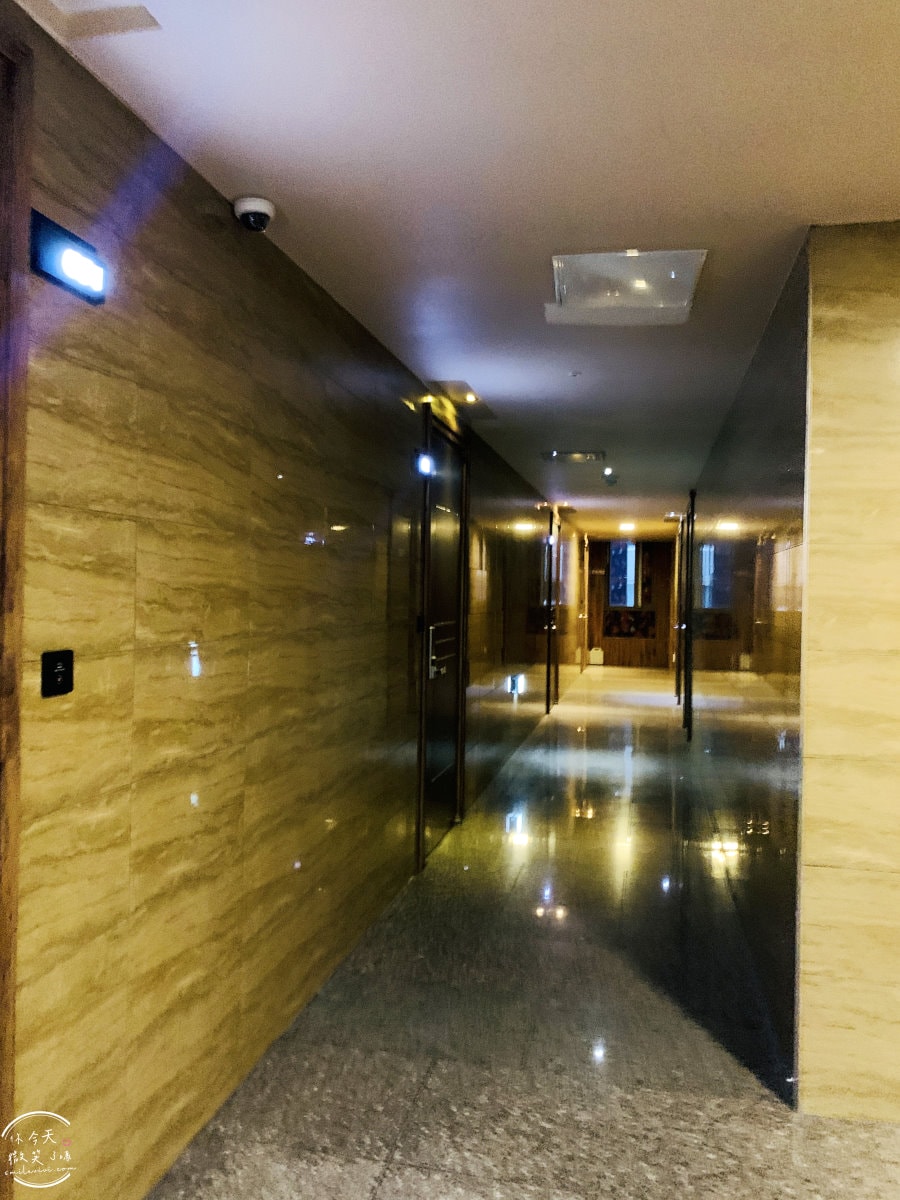 首爾永登浦平價住宿∥Boutique Hotel SB Yeouido(SB汝矣島精品酒店)一大床房型,一晚不到台幣1500︱浴缸、免治馬桶,備有停車場︱首爾地鐵附近住宿 - 第9張圖