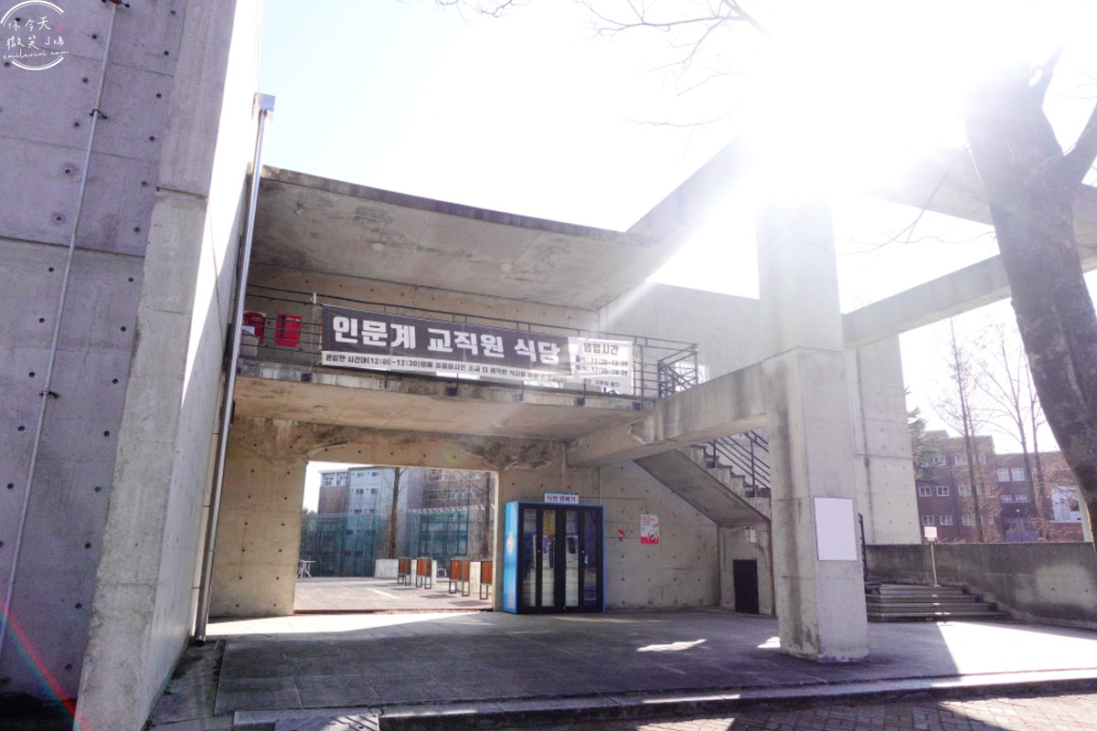大邱嶺南大學(영남대학교)∥全韓國校區第二大,韓國總統朴正熙創立的名校︱20樓高中央圖書館、音樂系教室︱大邱地鐵景點 - 第8張圖 大邱嶺南大學