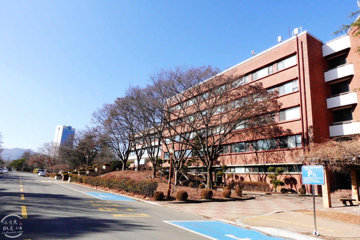 大邱嶺南大學(영남대학교)∥全韓國校區第二大,韓國總統朴正熙創立的名校︱20樓高中央圖書館、音樂系教室︱大邱地鐵景點 - 第3張圖 大邱嶺南大學