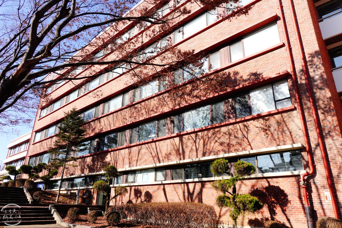 大邱嶺南大學(영남대학교)∥全韓國校區第二大,韓國總統朴正熙創立的名校︱20樓高中央圖書館、音樂系教室︱大邱地鐵景點 - 第9張圖 大邱嶺南大學
