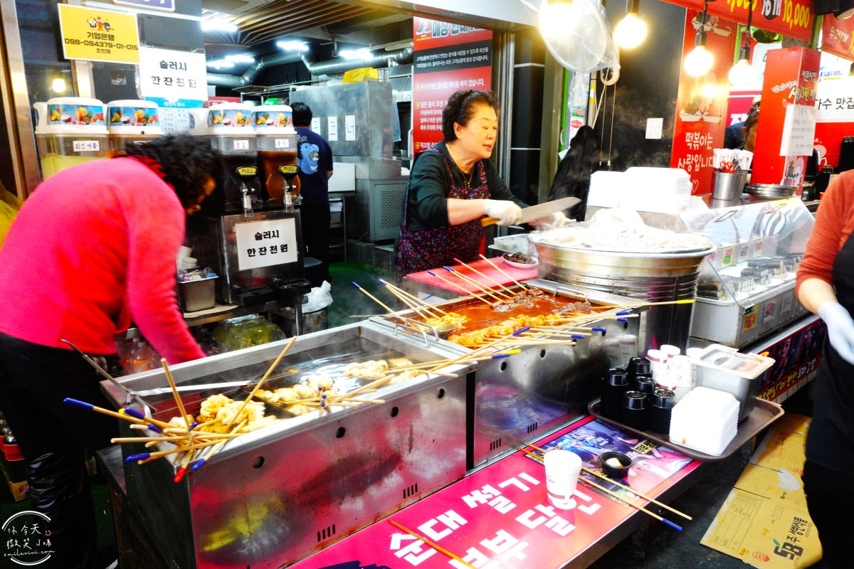 大邱金敏京性感的辣炒年糕(김민경의 섹시한떡볶이&꼬마김밥)︱西門市場(서문시장)韓國小吃︱一次品嘗兩種辣炒年糕、炸物,韓國市場小吃鯉魚餅 - 第21張圖