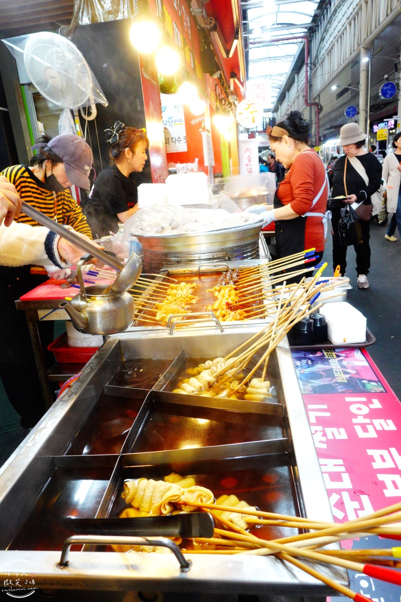 大邱金敏京性感的辣炒年糕(김민경의 섹시한떡볶이&꼬마김밥)︱西門市場(서문시장)韓國小吃︱一次品嘗兩種辣炒年糕、炸物,韓國市場小吃鯉魚餅 - 第22張圖