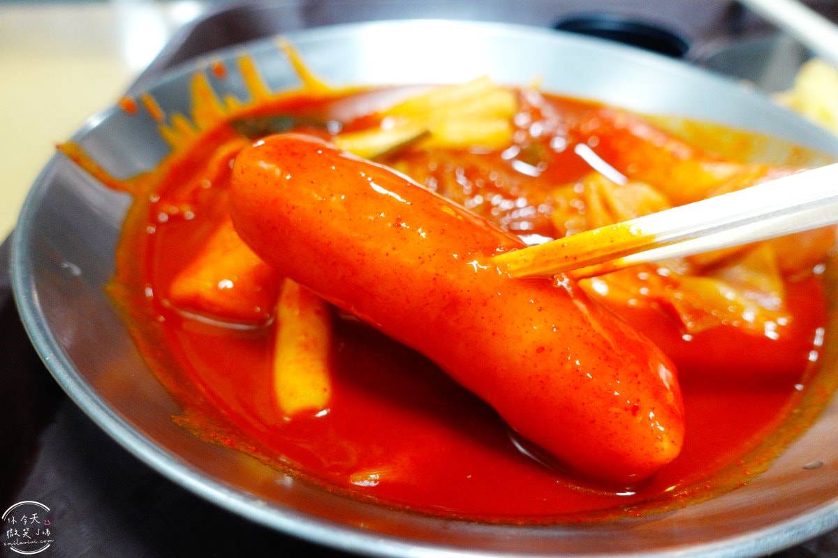 大邱金敏京性感的辣炒年糕(김민경의 섹시한떡볶이&꼬마김밥)︱西門市場(서문시장)韓國小吃︱一次品嘗兩種辣炒年糕、炸物,韓國市場小吃鯉魚餅 - 第33張圖