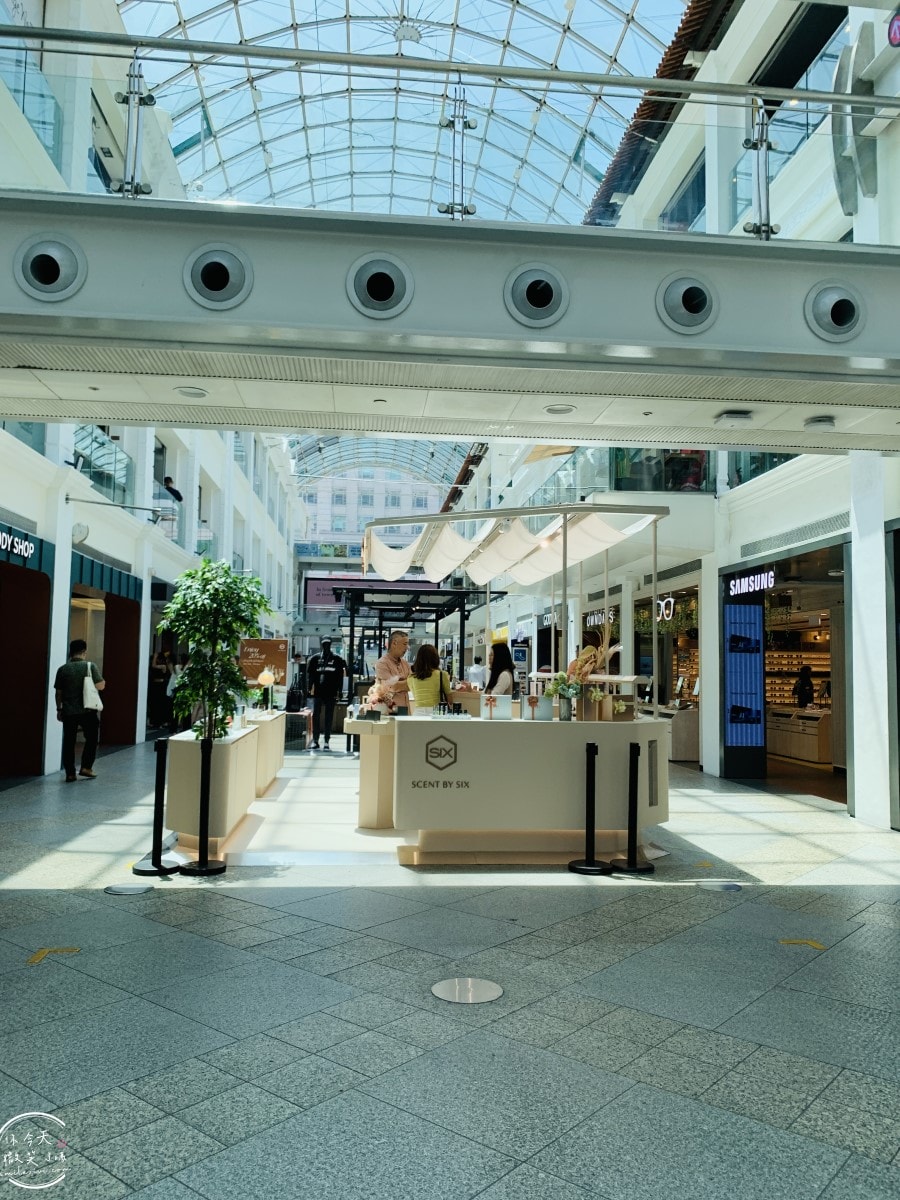 武吉士白沙浮廣場BUGIS Junction∥BUGIS+ 室內購物中心︱斑蘭蛋糕、老曾記炸物必吃!Cold Storage超市︱新加坡零食、泡麵、伴手禮採滿 - 第11張圖 BUGIS Junction
