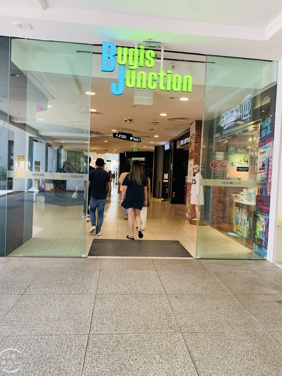 武吉士白沙浮廣場BUGIS Junction∥BUGIS+ 室內購物中心︱斑蘭蛋糕、老曾記炸物必吃!Cold Storage超市︱新加坡零食、泡麵、伴手禮採滿 - 第29張圖 BUGIS Junction