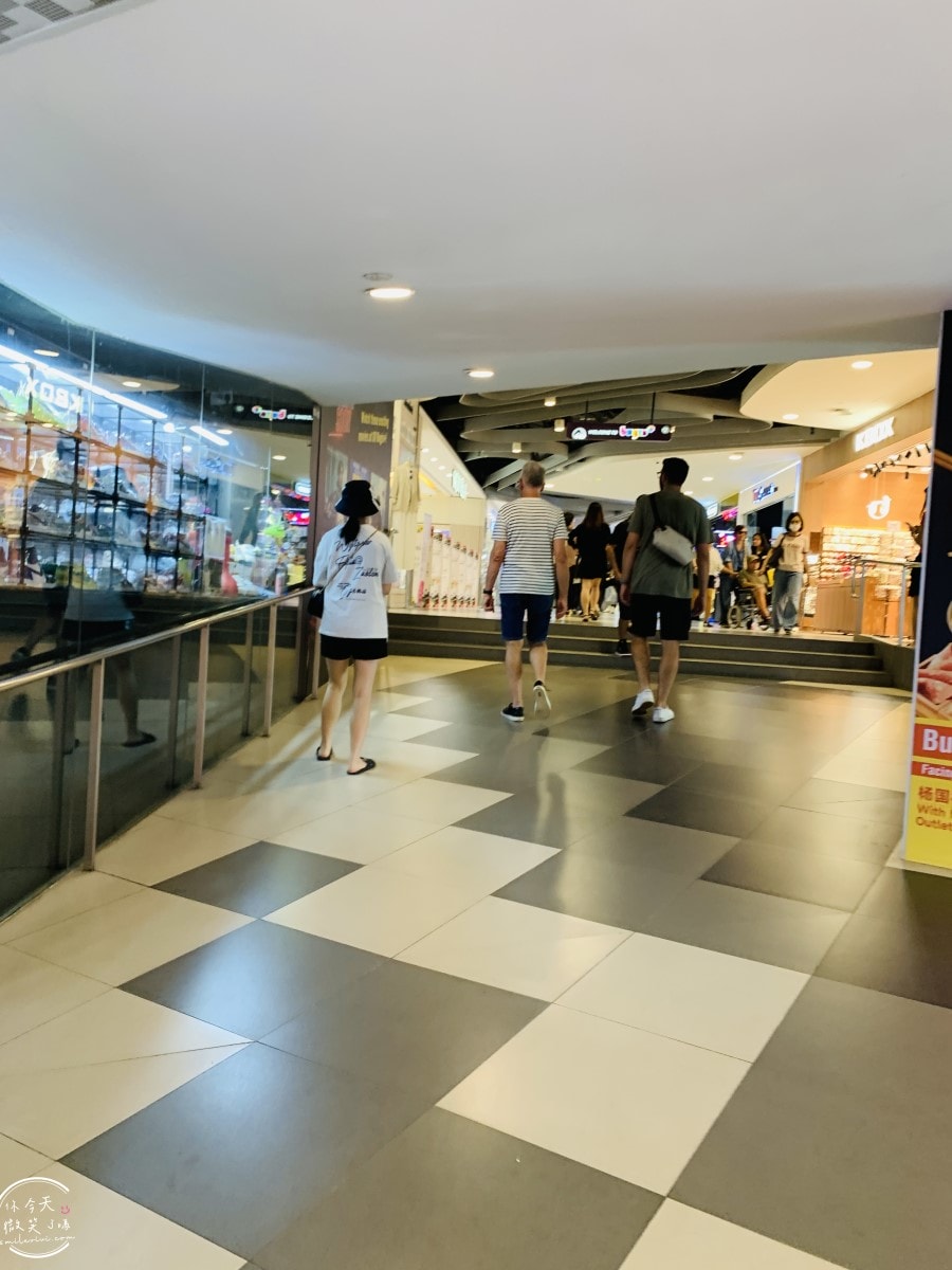 武吉士白沙浮廣場BUGIS Junction∥BUGIS+ 室內購物中心︱斑蘭蛋糕、老曾記炸物必吃!Cold Storage超市︱新加坡零食、泡麵、伴手禮採滿 - 第30張圖 BUGIS Junction