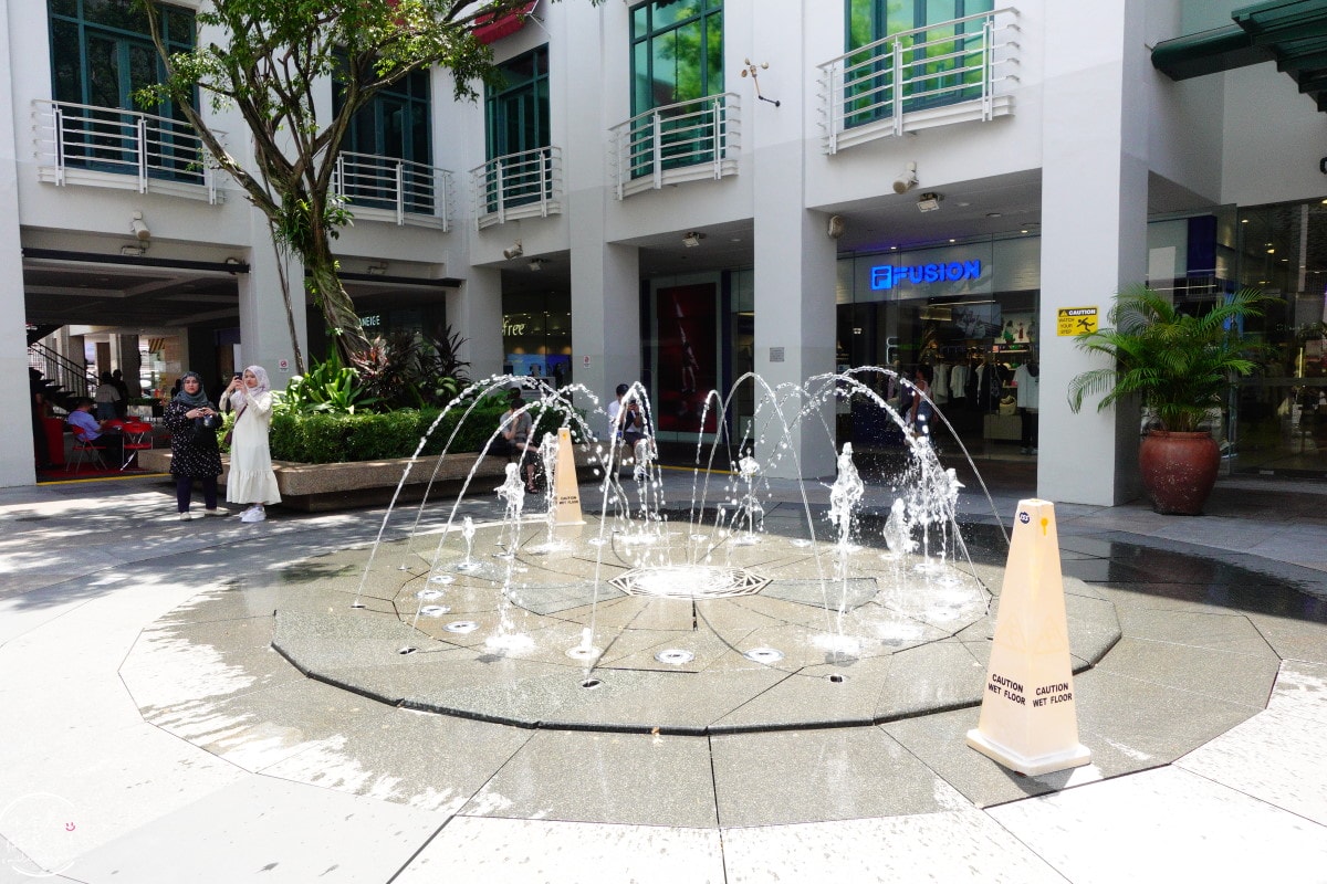 武吉士白沙浮廣場BUGIS Junction∥BUGIS+ 室內購物中心︱斑蘭蛋糕、老曾記炸物必吃!Cold Storage超市︱新加坡零食、泡麵、伴手禮採滿 - 第6張圖 BUGIS Junction