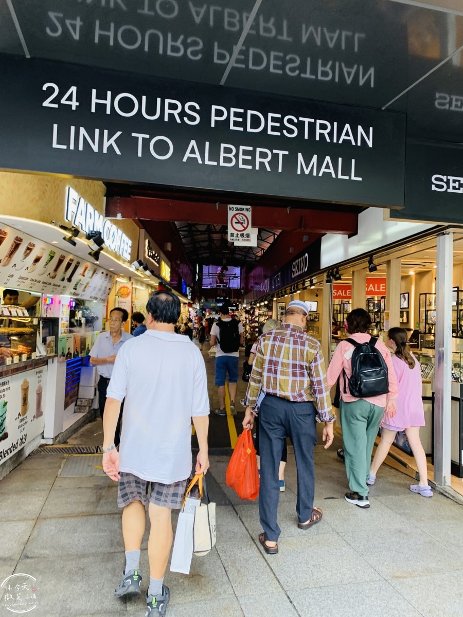 新加坡平價購物天堂∥武吉士街 Bugis Street 必買推薦︱新加坡紀念品這裡買,各種購物袋 新幣以內戰利品︱新加坡戰利品採買,便宜美甲店 - 第4張圖 Bugis Street