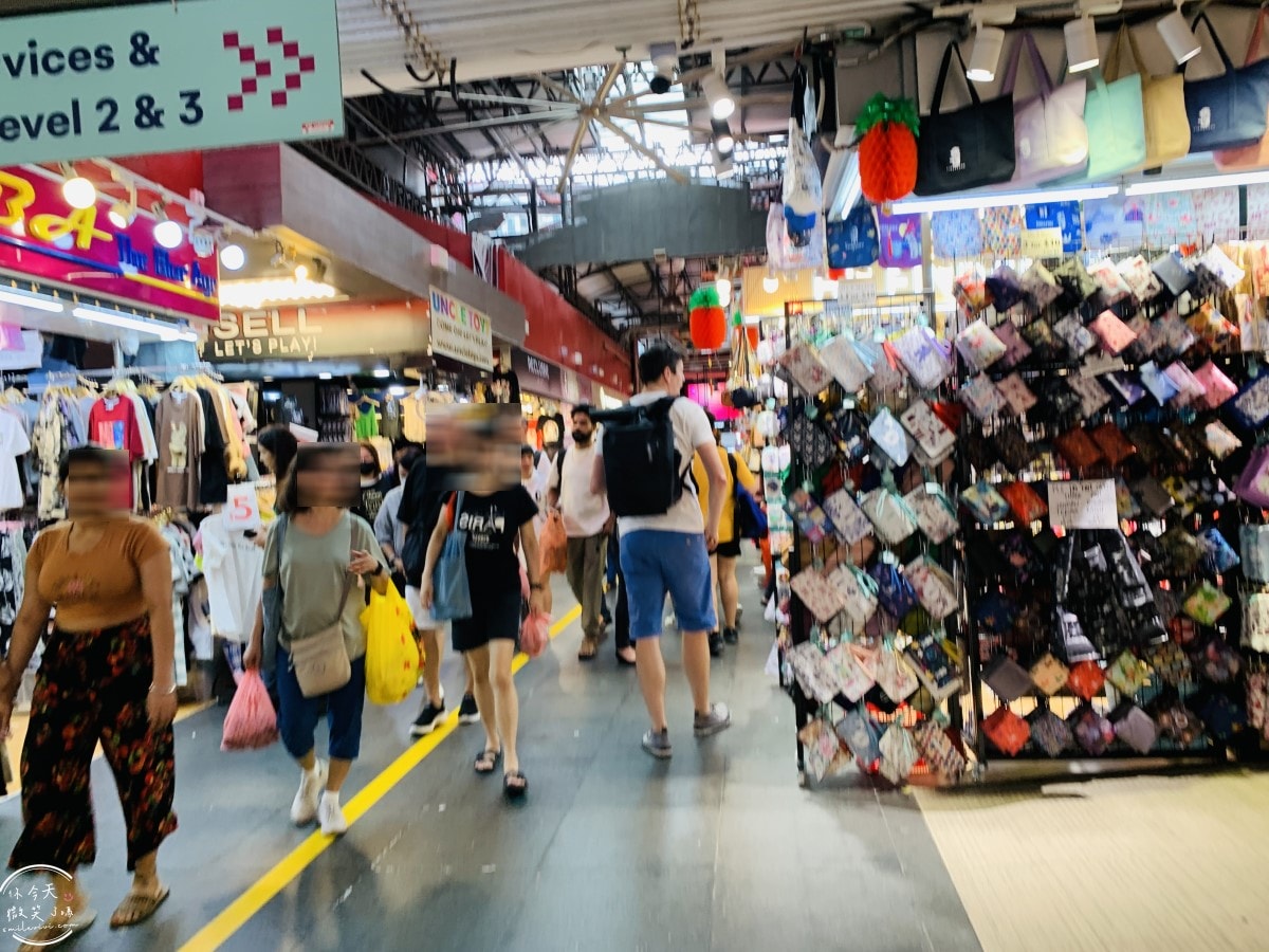 新加坡平價購物天堂∥武吉士街 Bugis Street 必買推薦︱新加坡紀念品這裡買,各種購物袋 新幣以內戰利品︱新加坡戰利品採買,便宜美甲店 - 第13張圖 Bugis Street