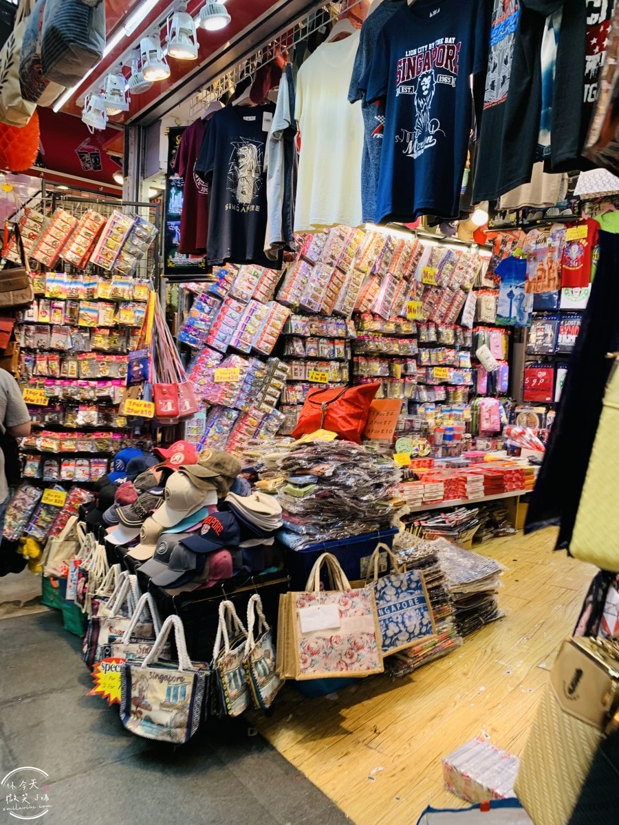 新加坡平價購物天堂∥武吉士街 Bugis Street 必買推薦︱新加坡紀念品這裡買,各種購物袋 新幣以內戰利品︱新加坡戰利品採買,便宜美甲店 - 第10張圖 Bugis Street
