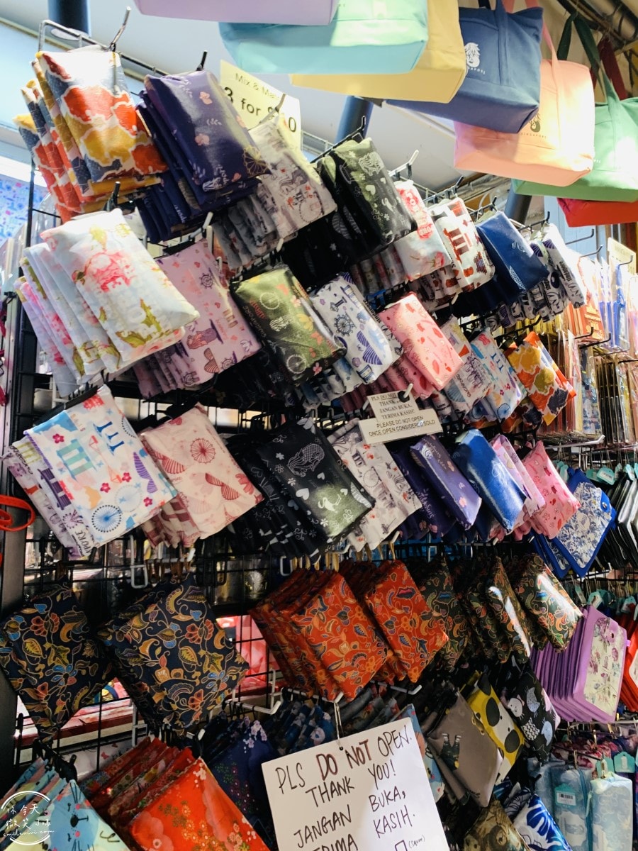 新加坡平價購物天堂∥武吉士街 Bugis Street 必買推薦︱新加坡紀念品這裡買,各種購物袋 新幣以內戰利品︱新加坡戰利品採買,便宜美甲店 - 第15張圖 Bugis Street