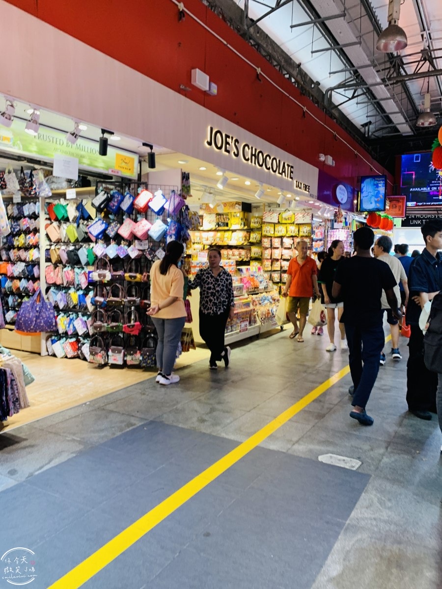 新加坡平價購物天堂∥武吉士街 Bugis Street 必買推薦︱新加坡紀念品這裡買,各種購物袋 新幣以內戰利品︱新加坡戰利品採買,便宜美甲店 - 第17張圖 Bugis Street