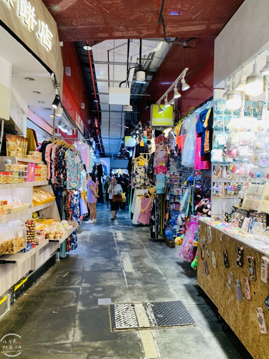 新加坡平價購物天堂∥武吉士街 Bugis Street 必買推薦︱新加坡紀念品這裡買,各種購物袋 新幣以內戰利品︱新加坡戰利品採買,便宜美甲店 - 第20張圖 Bugis Street