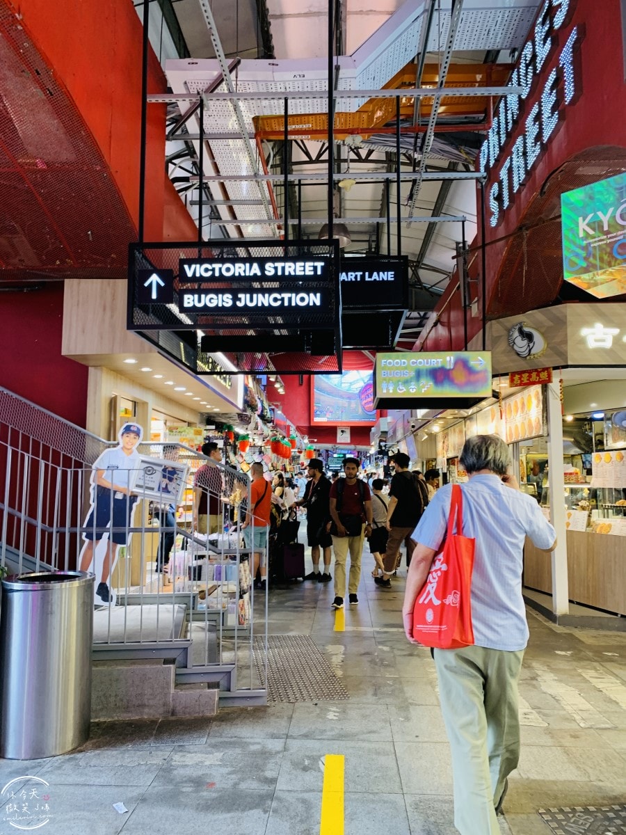 新加坡平價購物天堂∥武吉士街 Bugis Street 必買推薦︱新加坡紀念品這裡買,各種購物袋 新幣以內戰利品︱新加坡戰利品採買,便宜美甲店 - 第22張圖 Bugis Street