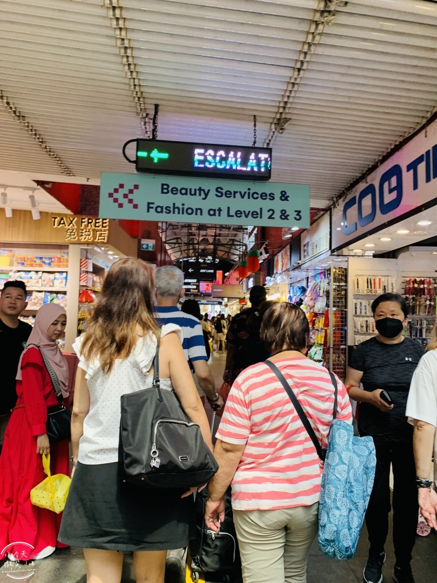 新加坡平價購物天堂∥武吉士街 Bugis Street 必買推薦︱新加坡紀念品這裡買,各種購物袋 新幣以內戰利品︱新加坡戰利品採買,便宜美甲店 - 第24張圖 Bugis Street