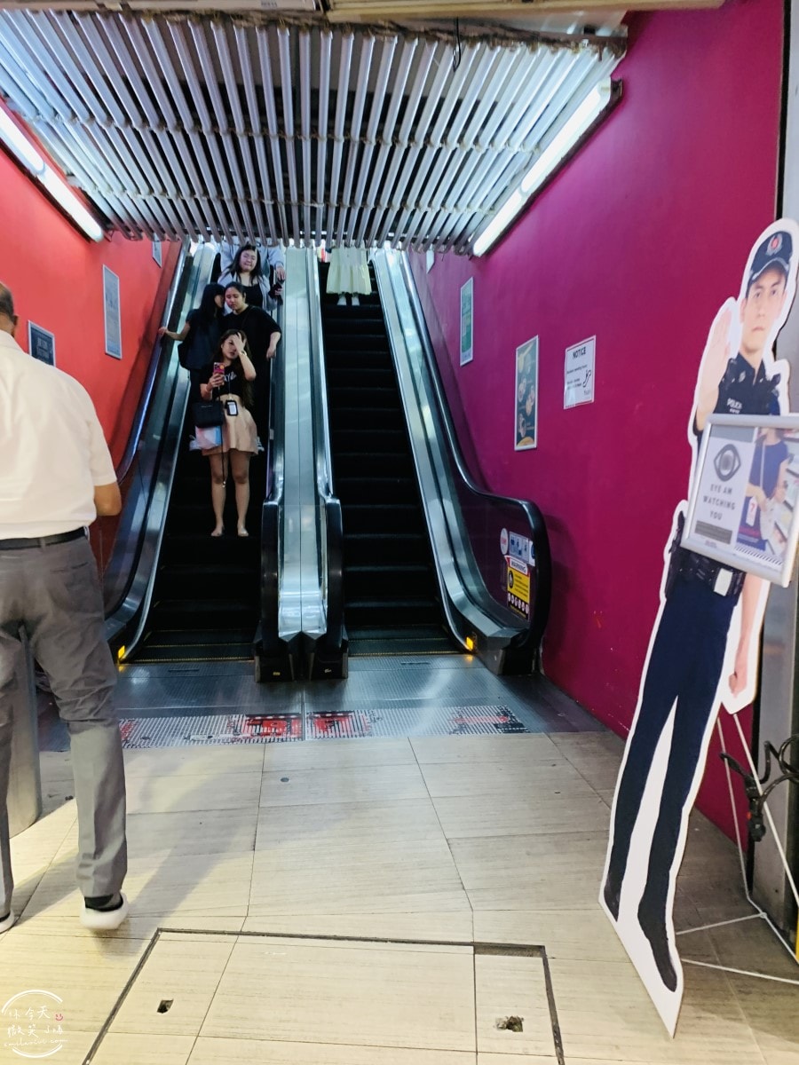 新加坡平價購物天堂∥武吉士街 Bugis Street 必買推薦︱新加坡紀念品這裡買,各種購物袋 新幣以內戰利品︱新加坡戰利品採買,便宜美甲店 - 第25張圖 Bugis Street