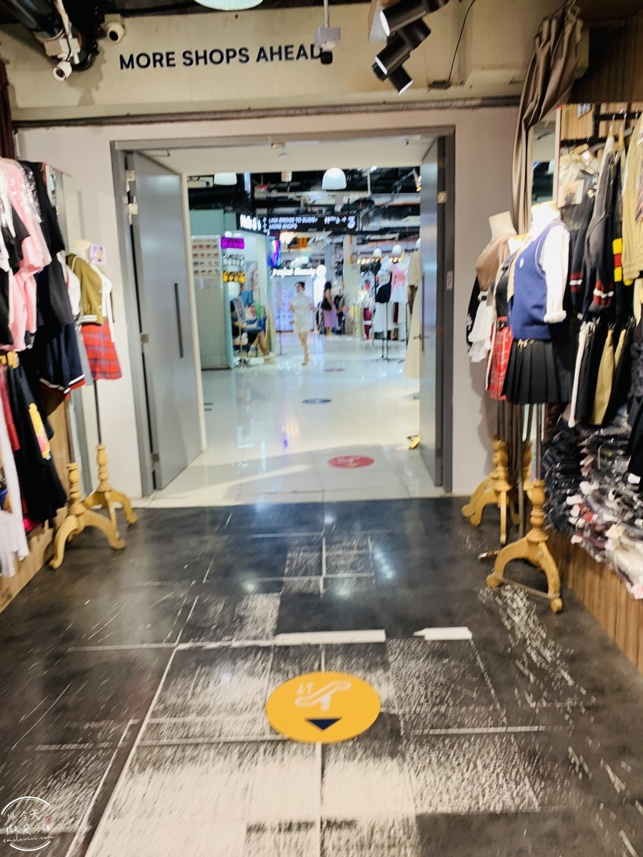 新加坡平價購物天堂∥武吉士街 Bugis Street 必買推薦︱新加坡紀念品這裡買,各種購物袋 新幣以內戰利品︱新加坡戰利品採買,便宜美甲店 - 第28張圖 Bugis Street