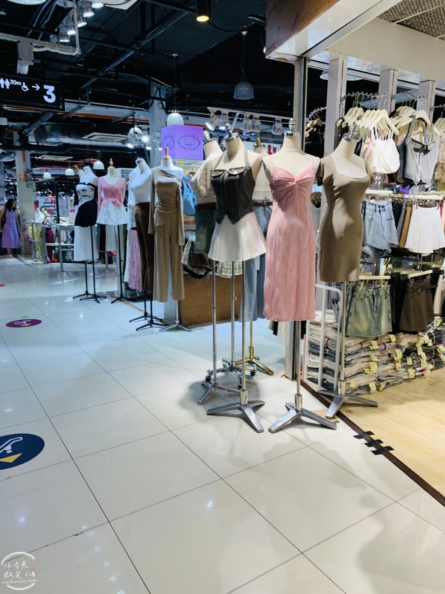 新加坡平價購物天堂∥武吉士街 Bugis Street 必買推薦︱新加坡紀念品這裡買,各種購物袋 新幣以內戰利品︱新加坡戰利品採買,便宜美甲店 - 第32張圖 Bugis Street