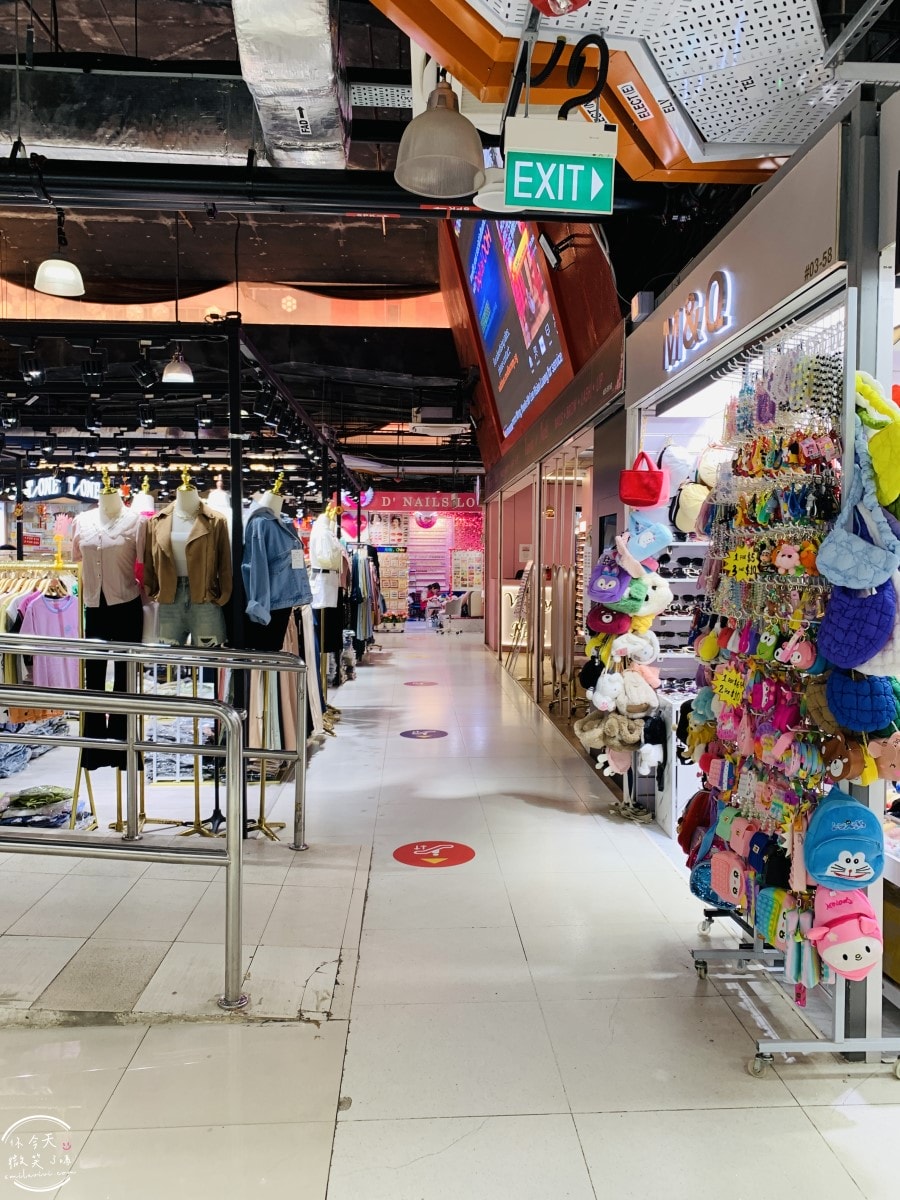 新加坡平價購物天堂∥武吉士街 Bugis Street 必買推薦︱新加坡紀念品這裡買,各種購物袋 新幣以內戰利品︱新加坡戰利品採買,便宜美甲店 - 第29張圖 Bugis Street