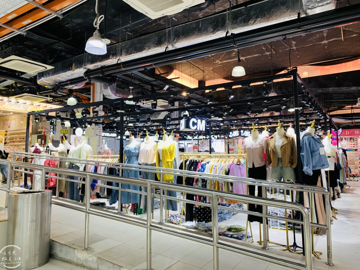 新加坡平價購物天堂∥武吉士街 Bugis Street 必買推薦︱新加坡紀念品這裡買,各種購物袋 新幣以內戰利品︱新加坡戰利品採買,便宜美甲店 - 第31張圖 Bugis Street