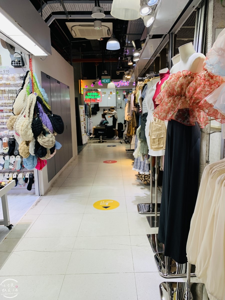 新加坡平價購物天堂∥武吉士街 Bugis Street 必買推薦︱新加坡紀念品這裡買,各種購物袋 新幣以內戰利品︱新加坡戰利品採買,便宜美甲店 - 第30張圖 Bugis Street