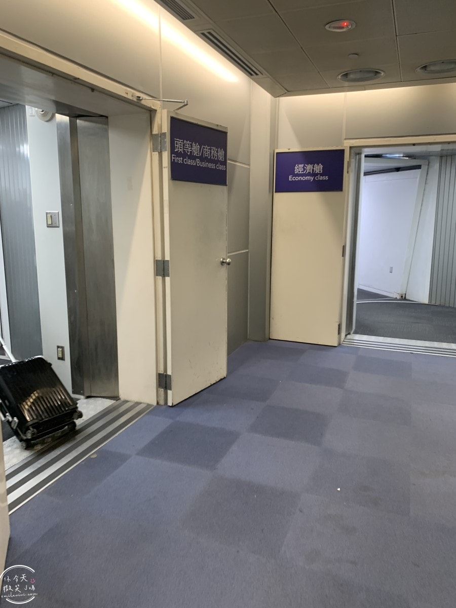長榮航空BR116桂冠艙∥長榮商務艙餐點、全平躺座椅、商務艙廁所,飛行記錄︱桃園飛新千歲/北海道TPE-CTS︱787-10機型紀錄 - 第9張圖 BR116