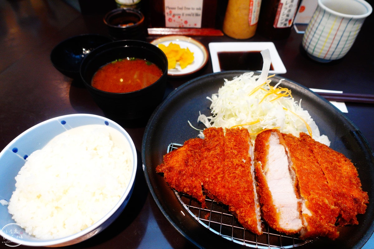 大阪梅八炸豬排定食∥份量足,白飯、湯、蔬菜免費續!60年老店的傳統美味,酥脆多汁超滿足!梅八阪急三番街,CP值爆表︱大阪梅田美食推薦 - 第21張圖 梅八