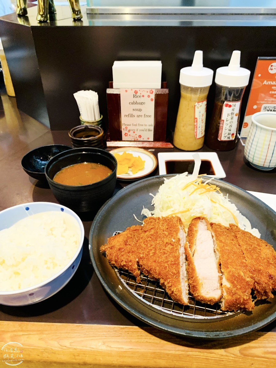 大阪梅八炸豬排定食∥份量足,白飯、湯、蔬菜免費續!60年老店的傳統美味,酥脆多汁超滿足!梅八阪急三番街,CP值爆表︱大阪梅田美食推薦 - 第22張圖 梅八