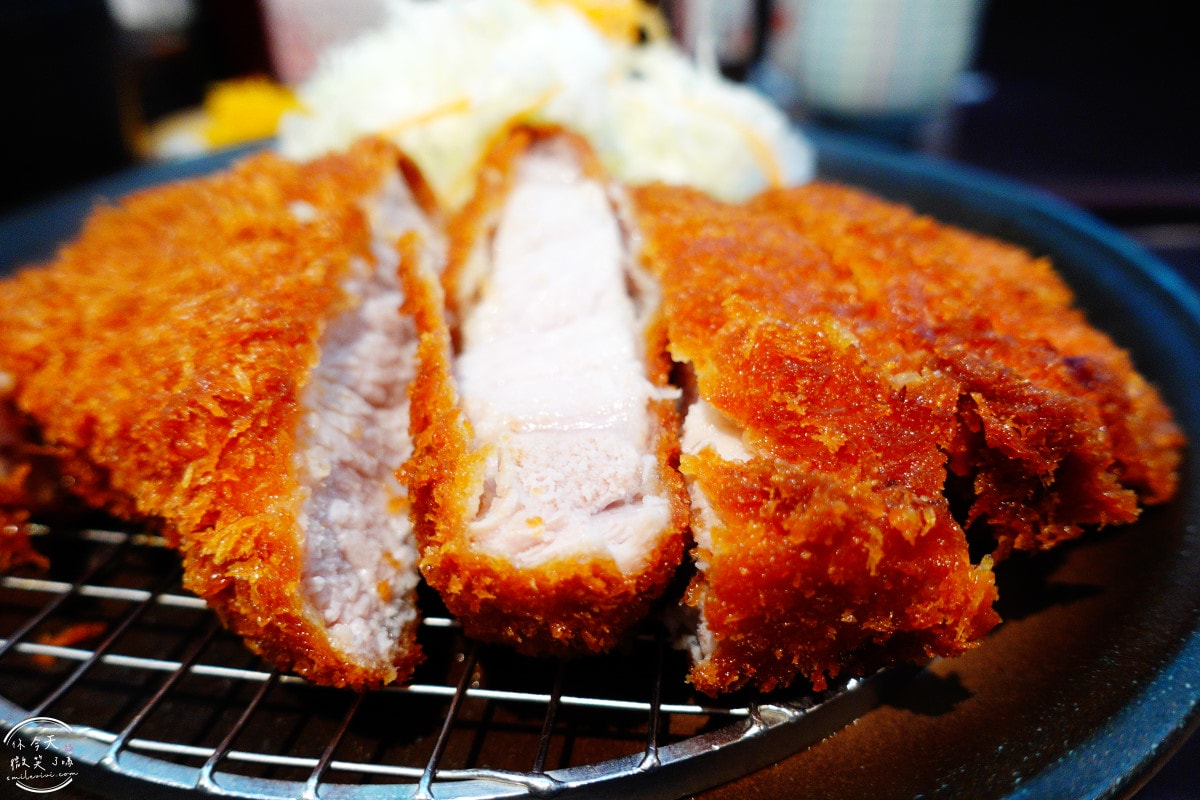 大阪梅八炸豬排定食∥份量足,白飯、湯、蔬菜免費續!60年老店的傳統美味,酥脆多汁超滿足!梅八阪急三番街,CP值爆表︱大阪梅田美食推薦 - 第23張圖 梅八