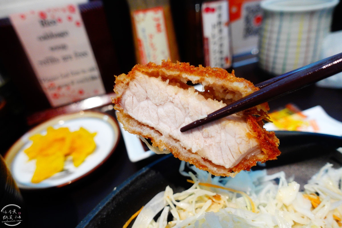 大阪梅八炸豬排定食∥份量足,白飯、湯、蔬菜免費續!60年老店的傳統美味,酥脆多汁超滿足!梅八阪急三番街,CP值爆表︱大阪梅田美食推薦 - 第24張圖 梅八