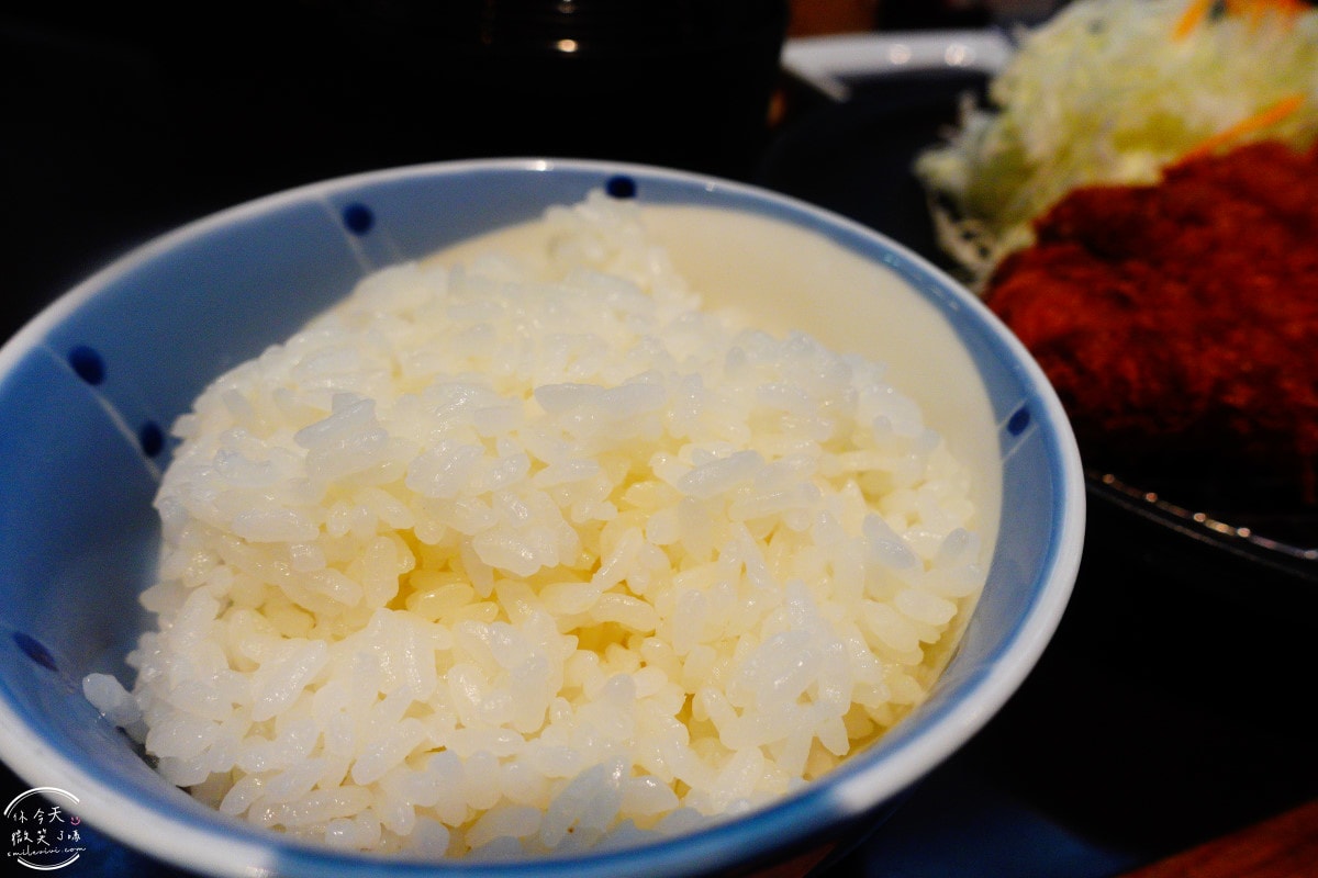 大阪梅八炸豬排定食∥份量足,白飯、湯、蔬菜免費續!60年老店的傳統美味,酥脆多汁超滿足!梅八阪急三番街,CP值爆表︱大阪梅田美食推薦 - 第26張圖 梅八