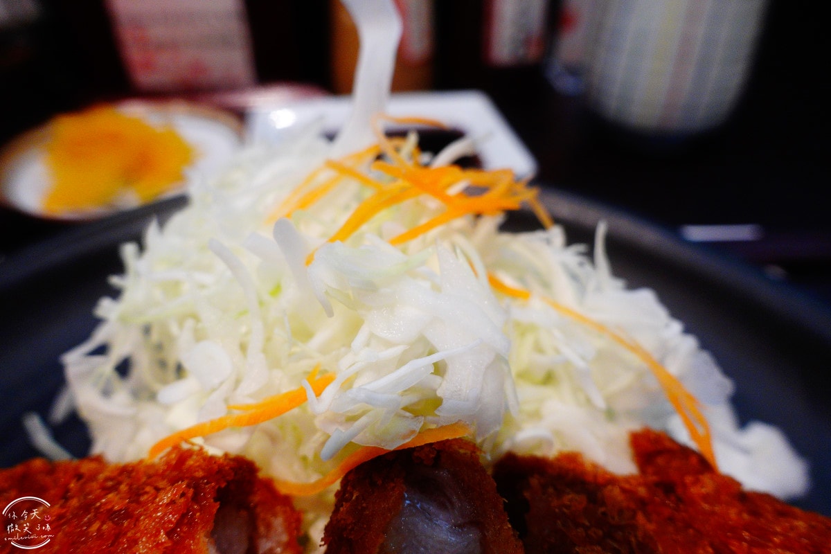 大阪梅八炸豬排定食∥份量足,白飯、湯、蔬菜免費續!60年老店的傳統美味,酥脆多汁超滿足!梅八阪急三番街,CP值爆表︱大阪梅田美食推薦 - 第27張圖 梅八