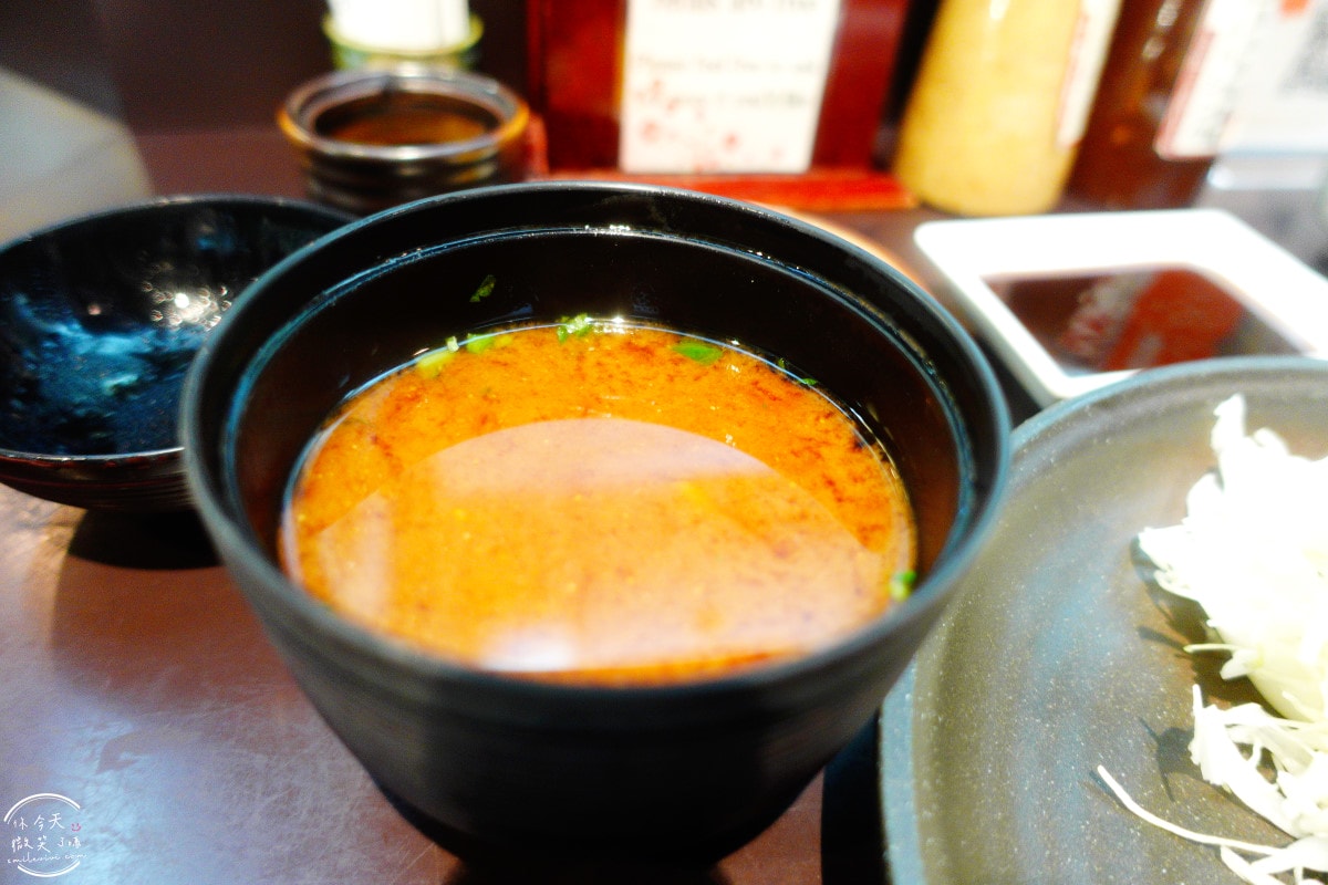 大阪梅八炸豬排定食∥份量足,白飯、湯、蔬菜免費續!60年老店的傳統美味,酥脆多汁超滿足!梅八阪急三番街,CP值爆表︱大阪梅田美食推薦 - 第28張圖 梅八
