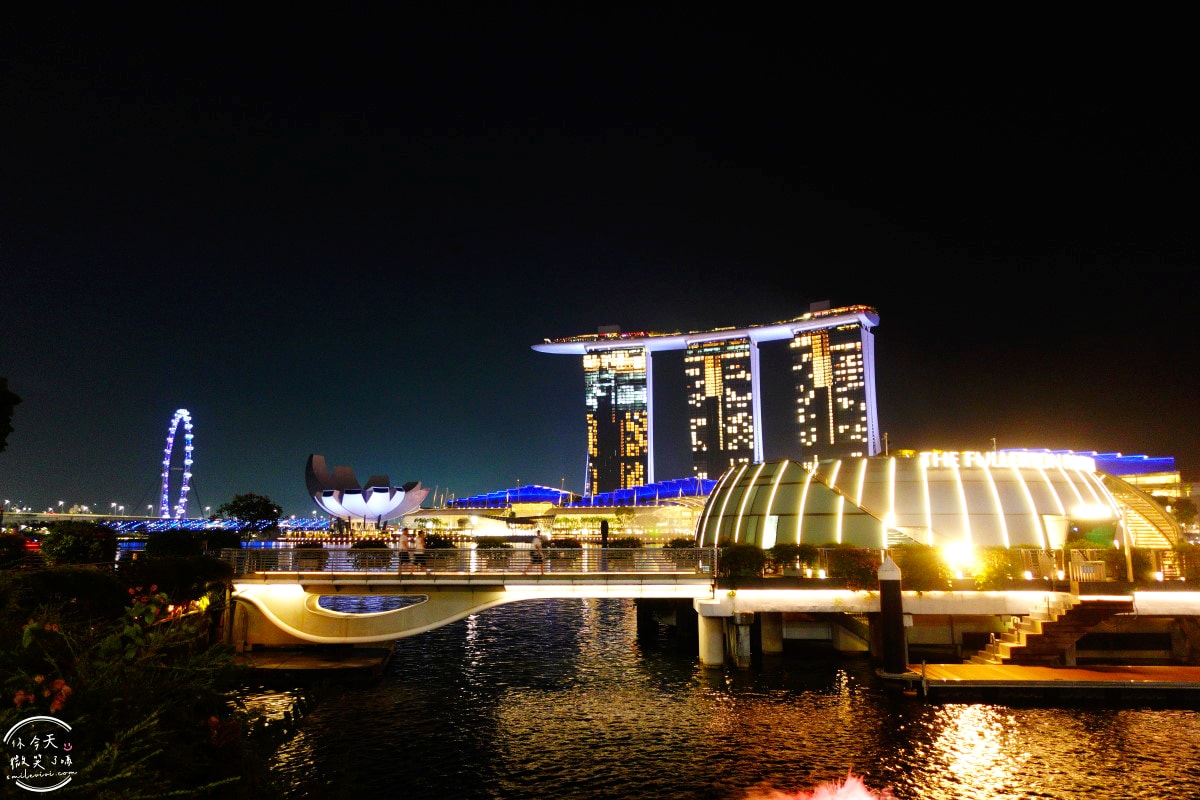 新加坡魚尾獅公園(Merlion Park)∥魚尾獅公園與雙螺旋橋(The Helix Bridge)的白天與夜晚︱魚尾獅公園光影水舞秀︱濱海灣完美路線推薦,新加坡地標這樣玩最美! - 第12張圖
