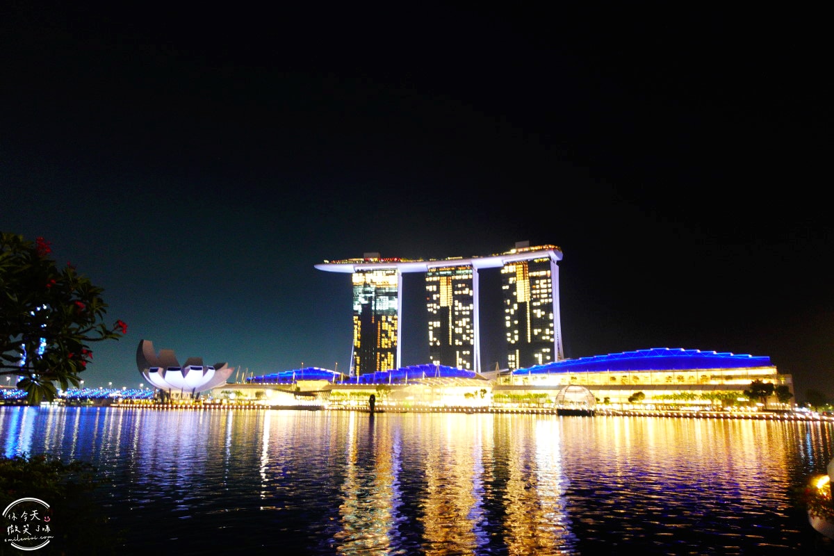 新加坡魚尾獅公園(Merlion Park)∥魚尾獅公園與雙螺旋橋(The Helix Bridge)的白天與夜晚︱魚尾獅公園光影水舞秀︱濱海灣完美路線推薦,新加坡地標這樣玩最美! - 第15張圖