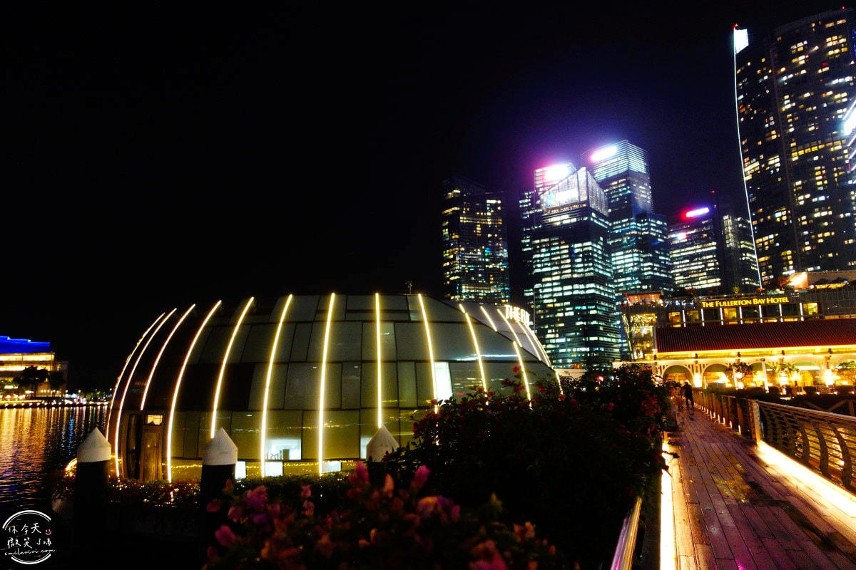 新加坡魚尾獅公園(Merlion Park)∥魚尾獅公園與雙螺旋橋(The Helix Bridge)的白天與夜晚︱魚尾獅公園光影水舞秀︱濱海灣完美路線推薦,新加坡地標這樣玩最美! - 第14張圖
