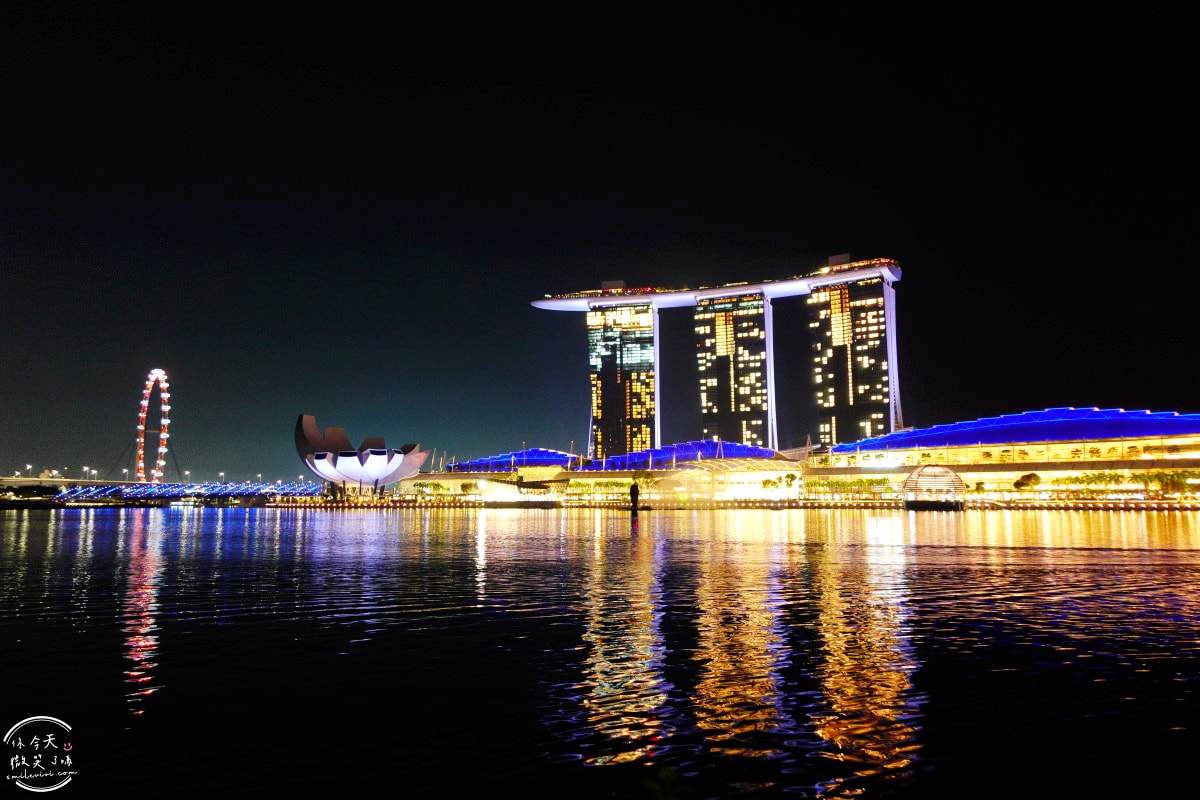 新加坡魚尾獅公園(Merlion Park)∥魚尾獅公園與雙螺旋橋(The Helix Bridge)的白天與夜晚︱魚尾獅公園光影水舞秀︱濱海灣完美路線推薦,新加坡地標這樣玩最美! - 第16張圖