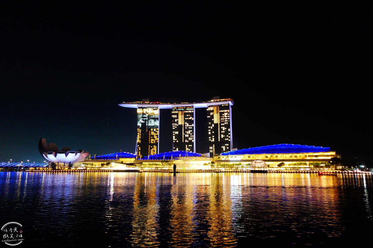 新加坡魚尾獅公園(Merlion Park)∥魚尾獅公園與雙螺旋橋(The Helix Bridge)的白天與夜晚︱魚尾獅公園光影水舞秀︱濱海灣完美路線推薦,新加坡地標這樣玩最美! - 第17張圖