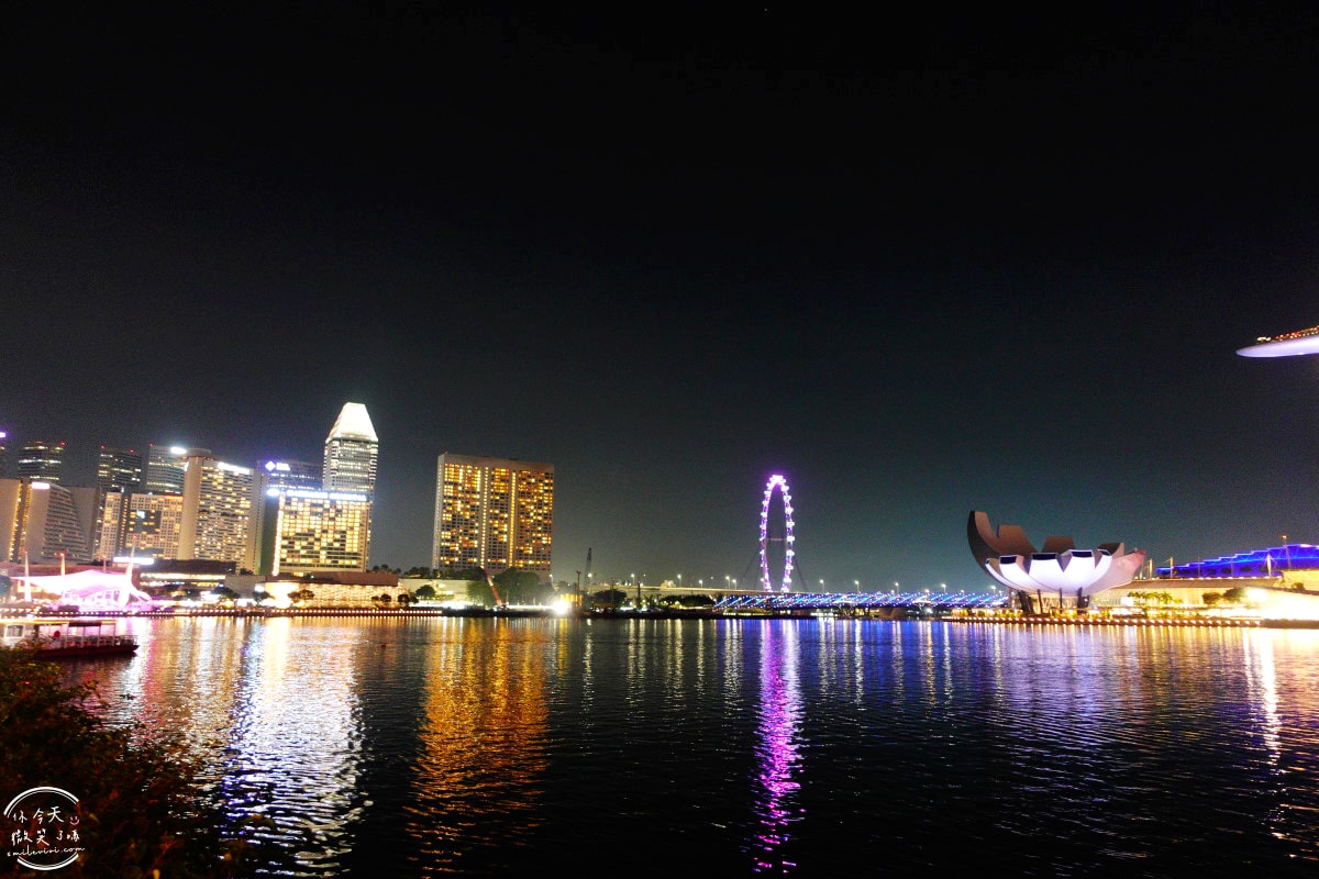 新加坡魚尾獅公園(Merlion Park)∥魚尾獅公園與雙螺旋橋(The Helix Bridge)的白天與夜晚︱魚尾獅公園光影水舞秀︱濱海灣完美路線推薦,新加坡地標這樣玩最美! - 第18張圖