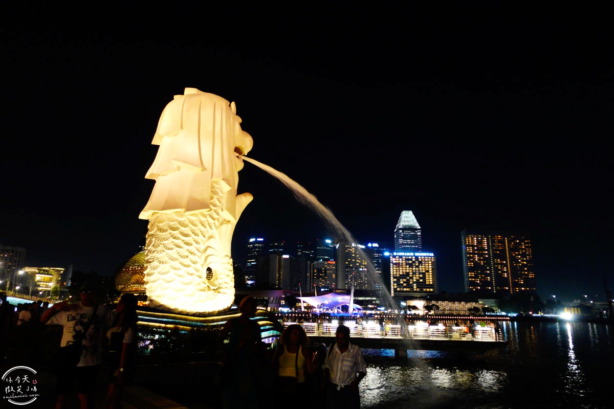 新加坡魚尾獅公園(Merlion Park)∥魚尾獅公園與雙螺旋橋(The Helix Bridge)的白天與夜晚︱魚尾獅公園光影水舞秀︱濱海灣完美路線推薦,新加坡地標這樣玩最美! - 第20張圖
