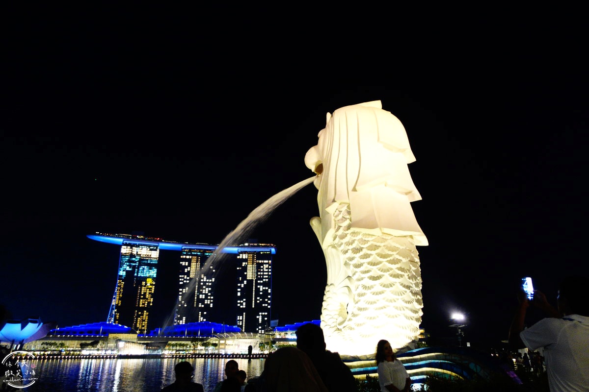 新加坡魚尾獅公園(Merlion Park)∥魚尾獅公園與雙螺旋橋(The Helix Bridge)的白天與夜晚︱魚尾獅公園光影水舞秀︱濱海灣完美路線推薦,新加坡地標這樣玩最美! - 第21張圖