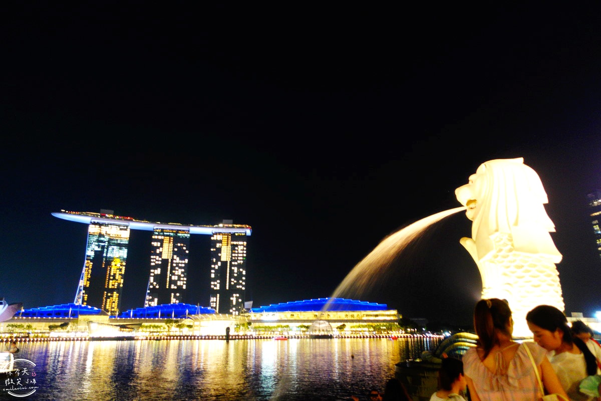 新加坡魚尾獅公園(Merlion Park)∥魚尾獅公園與雙螺旋橋(The Helix Bridge)的白天與夜晚︱魚尾獅公園光影水舞秀︱濱海灣完美路線推薦,新加坡地標這樣玩最美! - 第22張圖