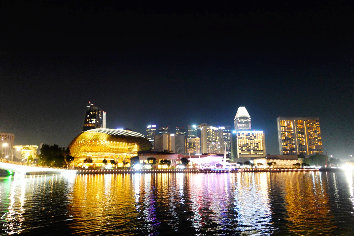 新加坡魚尾獅公園(Merlion Park)∥魚尾獅公園與雙螺旋橋(The Helix Bridge)的白天與夜晚︱魚尾獅公園光影水舞秀︱濱海灣完美路線推薦,新加坡地標這樣玩最美! - 第25張圖