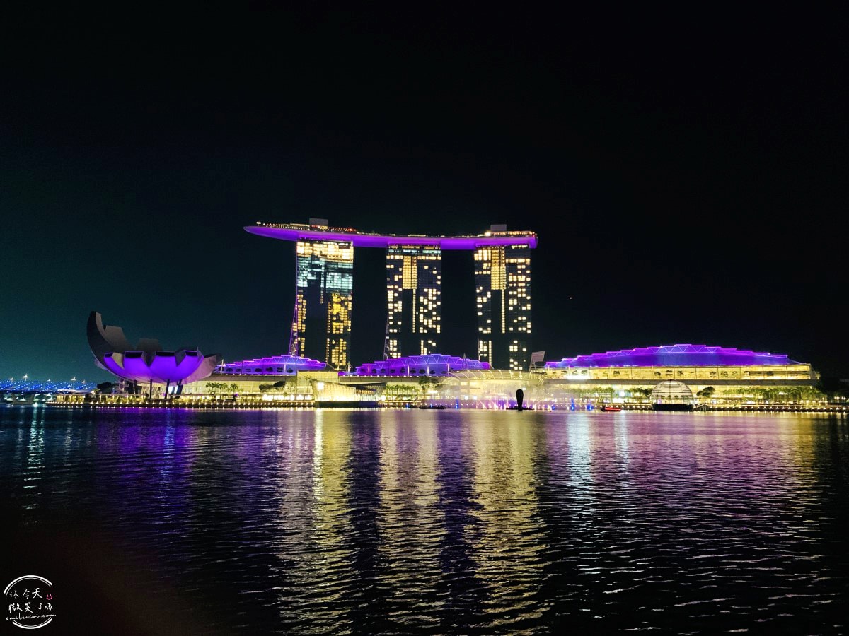新加坡魚尾獅公園(Merlion Park)∥魚尾獅公園與雙螺旋橋(The Helix Bridge)的白天與夜晚︱魚尾獅公園光影水舞秀︱濱海灣完美路線推薦,新加坡地標這樣玩最美! - 第27張圖