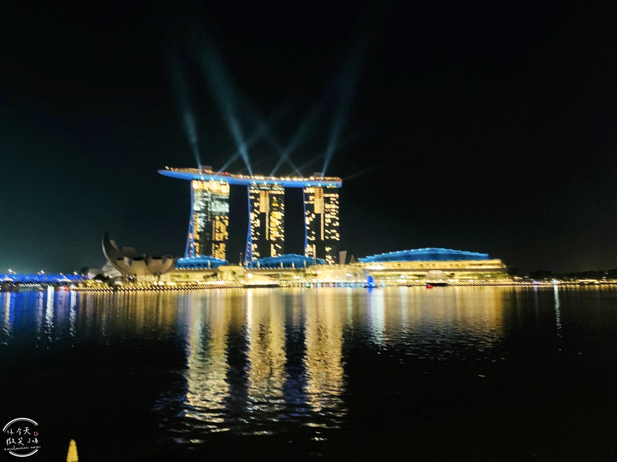 新加坡魚尾獅公園(Merlion Park)∥魚尾獅公園與雙螺旋橋(The Helix Bridge)的白天與夜晚︱魚尾獅公園光影水舞秀︱濱海灣完美路線推薦,新加坡地標這樣玩最美! - 第28張圖