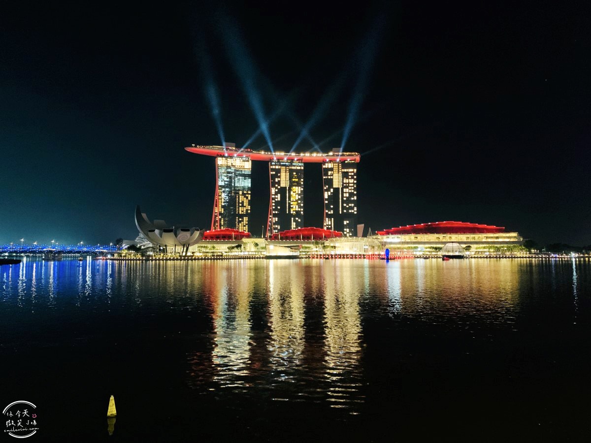 新加坡魚尾獅公園(Merlion Park)∥魚尾獅公園與雙螺旋橋(The Helix Bridge)的白天與夜晚︱魚尾獅公園光影水舞秀︱濱海灣完美路線推薦,新加坡地標這樣玩最美! - 第29張圖