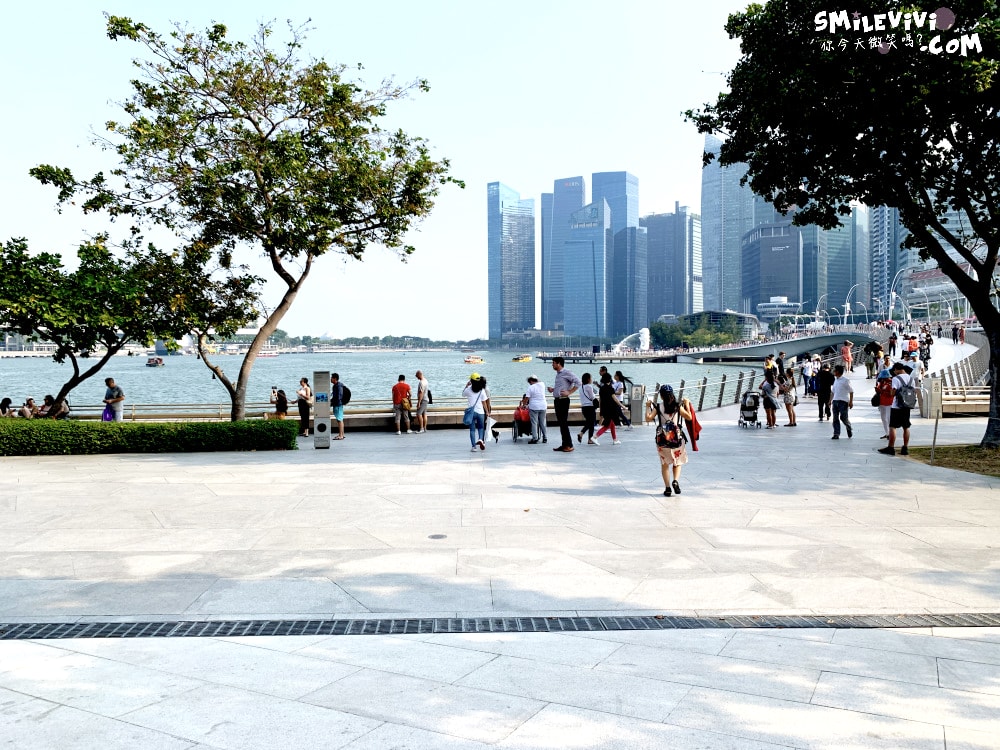 新加坡魚尾獅公園(Merlion Park)∥魚尾獅公園與雙螺旋橋(The Helix Bridge)的白天與夜晚︱魚尾獅公園光影水舞秀︱濱海灣完美路線推薦,新加坡地標這樣玩最美! - 第3張圖